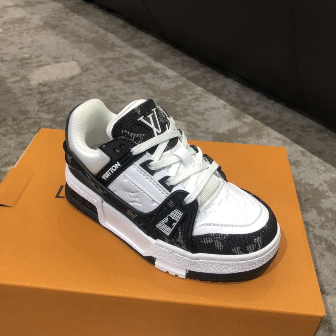 Children's shoes child